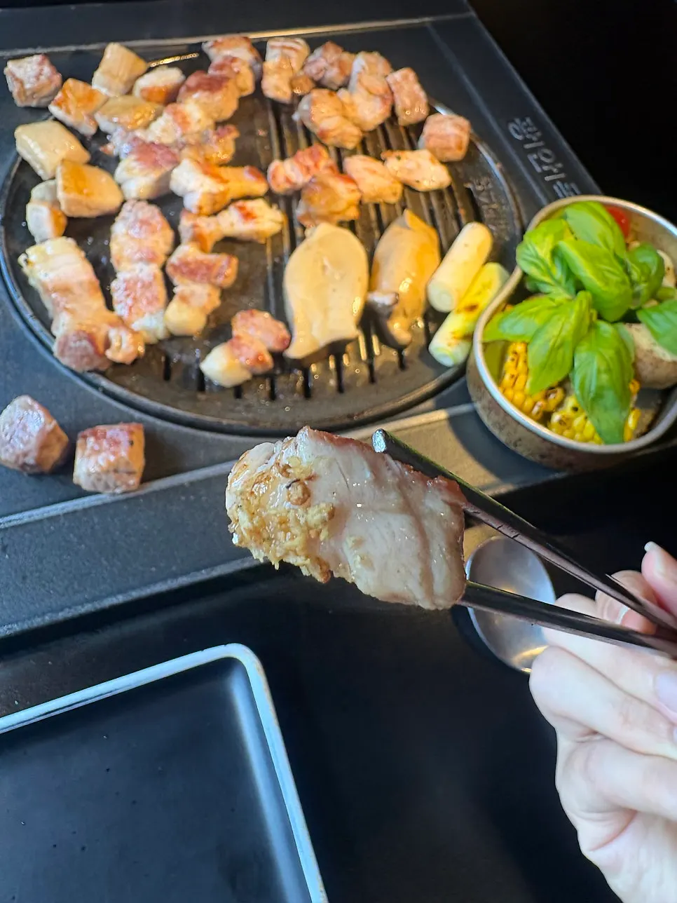 멸치소금에 찍어 먹는 첫 점 목살
