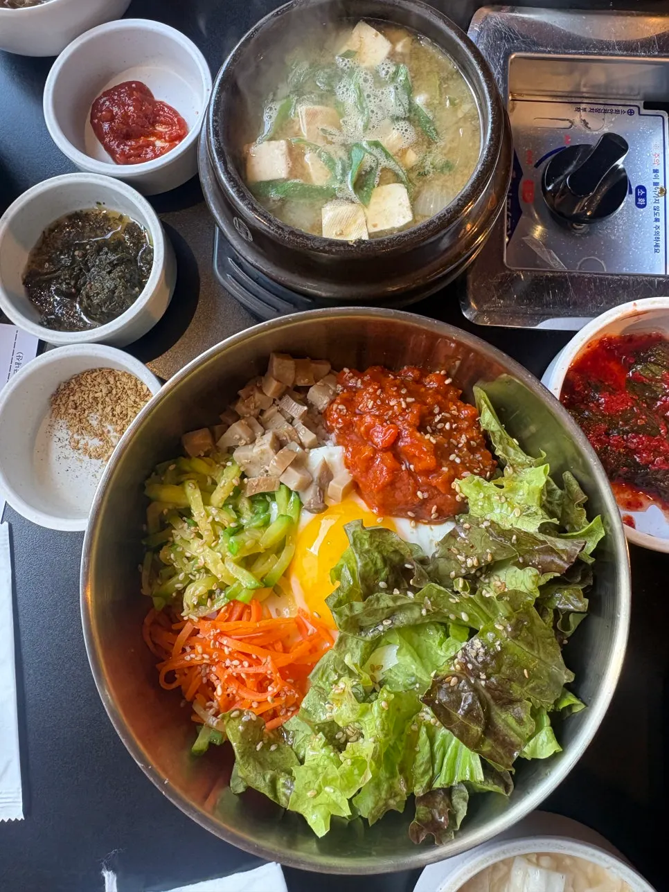 런치세트로 나온 산채비빔밥과 엄마손 된장찌개