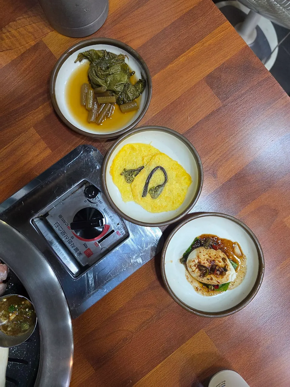 Plate of vegetable side dishes to pair with meat
