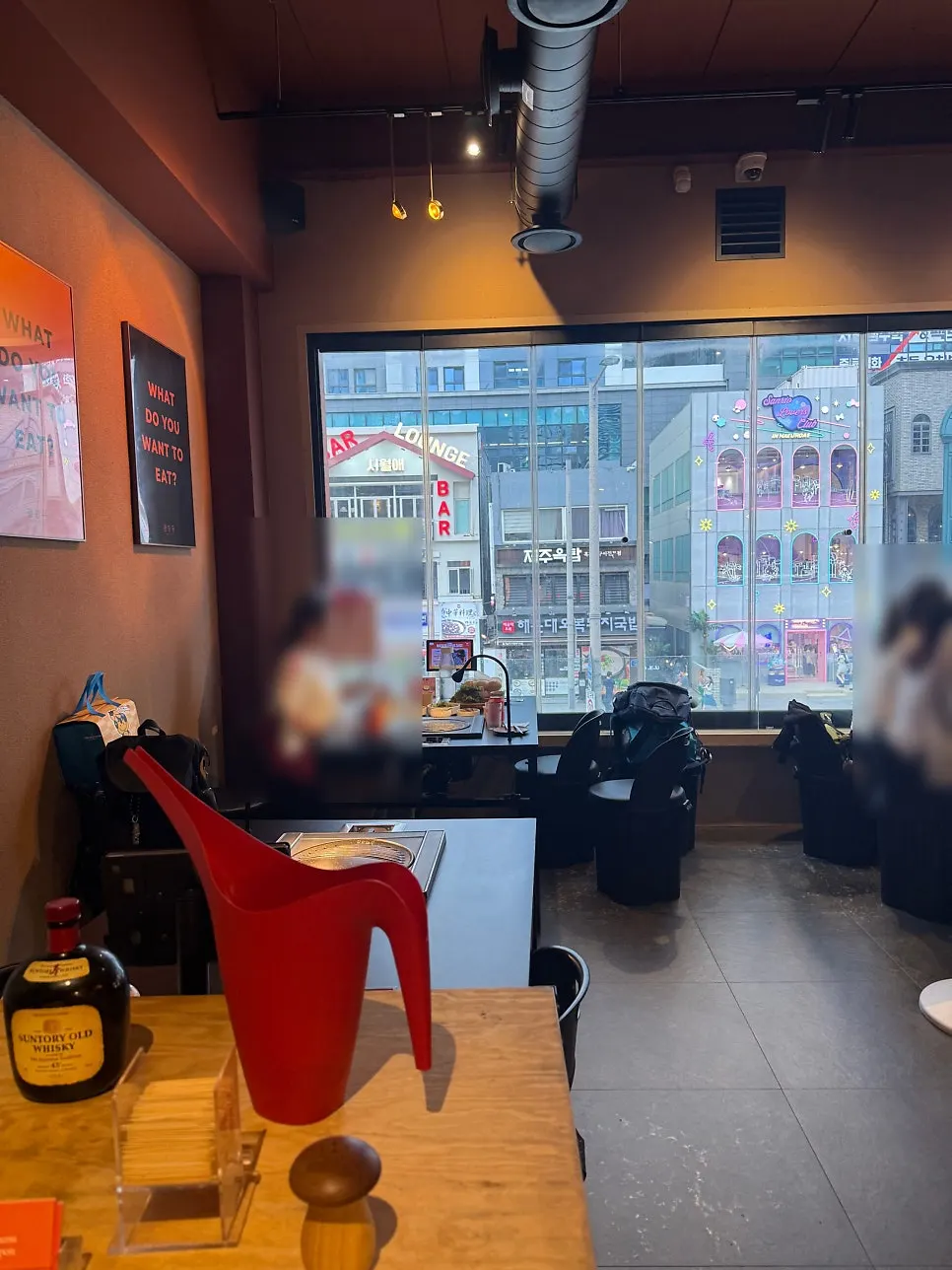 Open kitchen where the meat is grilled