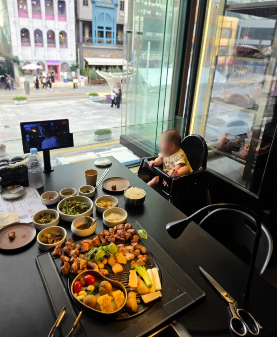 Table seating at Gwang-anmok Haeundae Branch with a baby