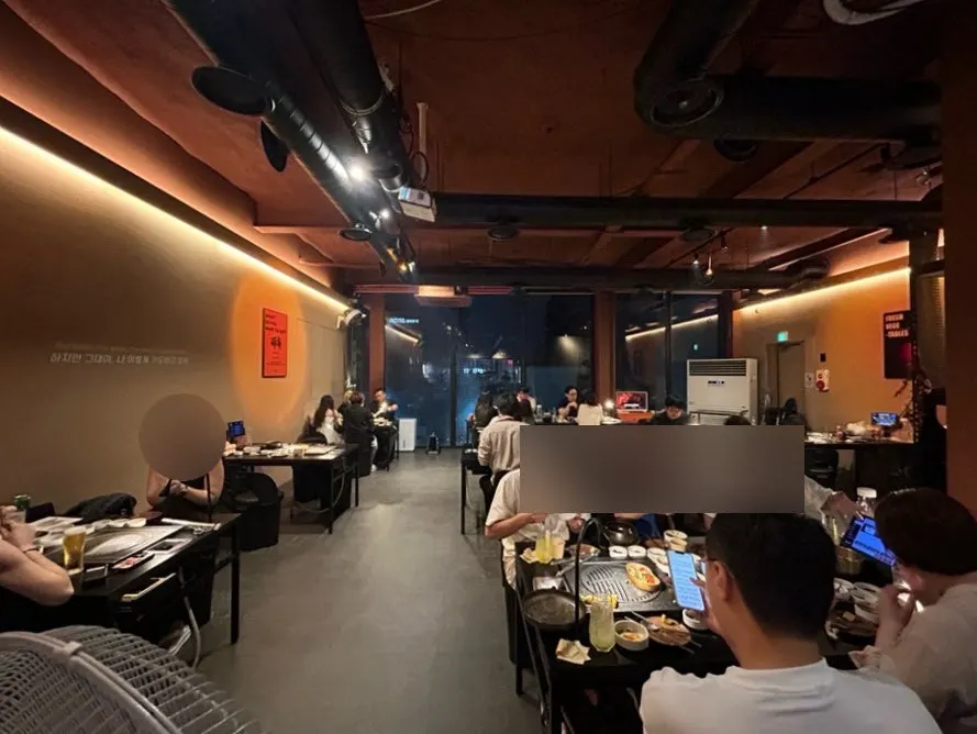 Spacious, comfortable dining hall at Gwang-anmok Haeundae Branch