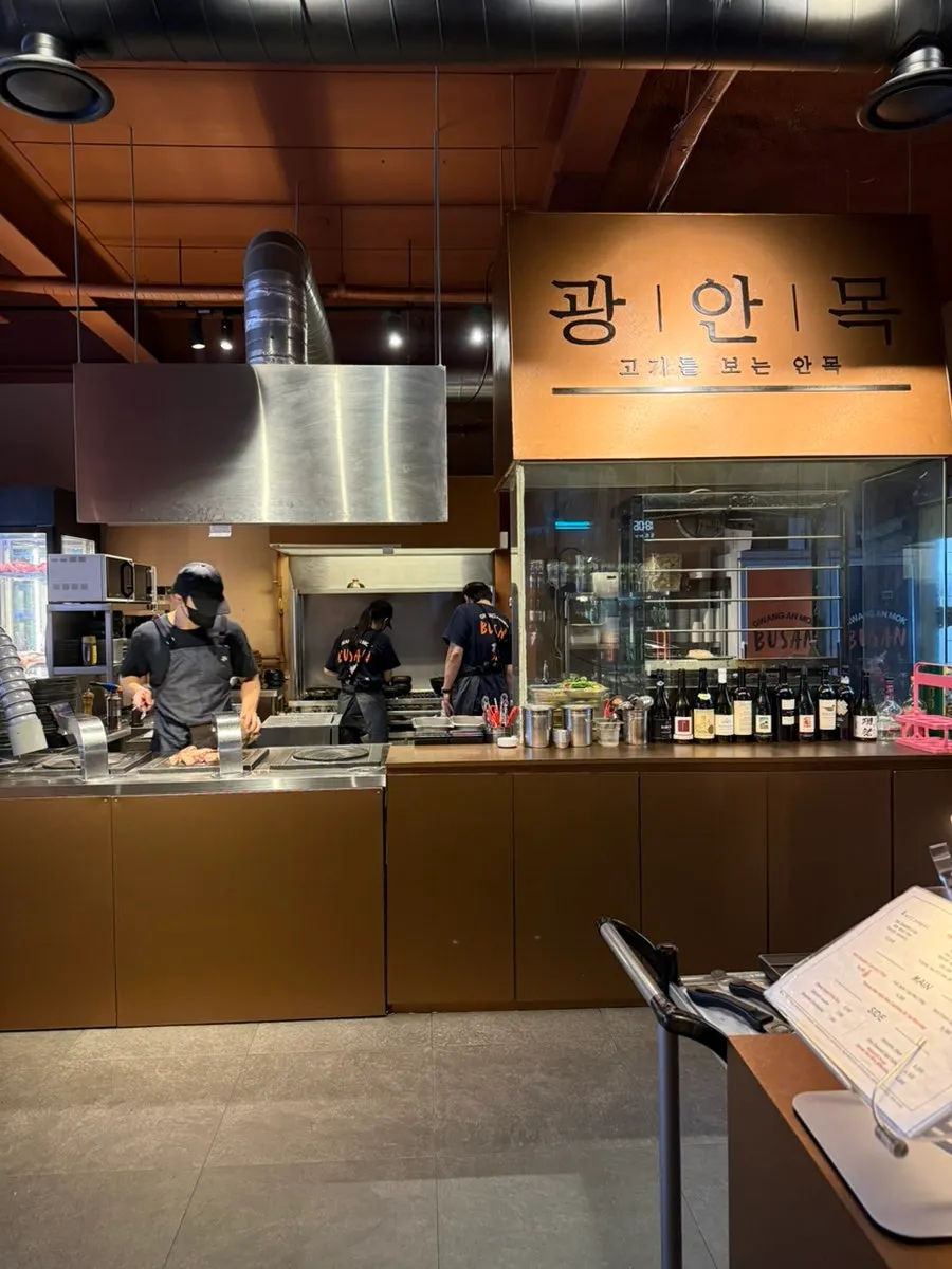 광안목 해운대점 오픈 주방 조리 공간