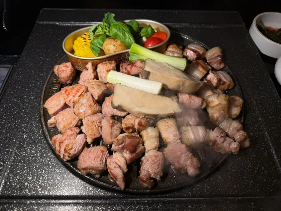 초벌해 나온 A세트 삼겹살과 목살