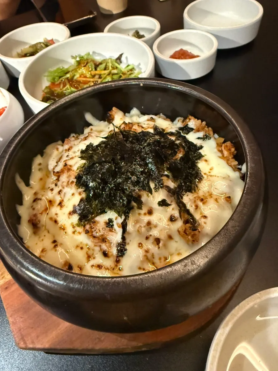 치즈가 듬뿍 올라간 김치볶음밥