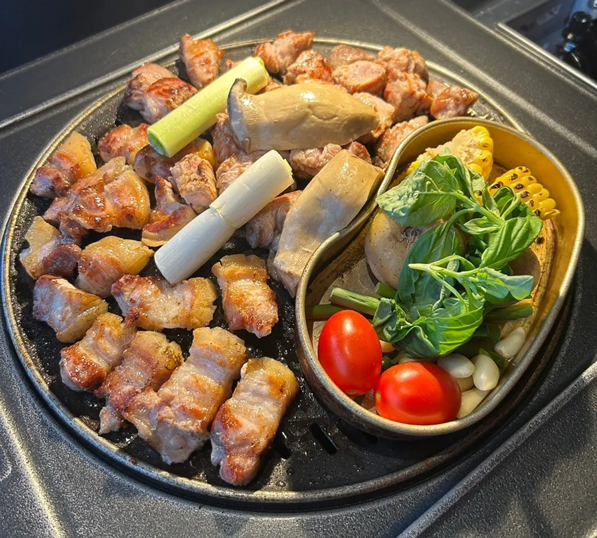 Table spread of dry-aged pork at Gwang-anmok Haeundae Branch