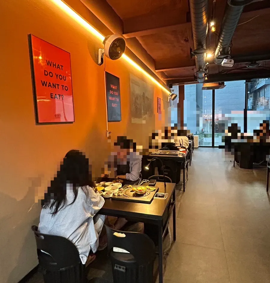 Interior of Gwang-anmok Haeundae Branch with spacious table spacing