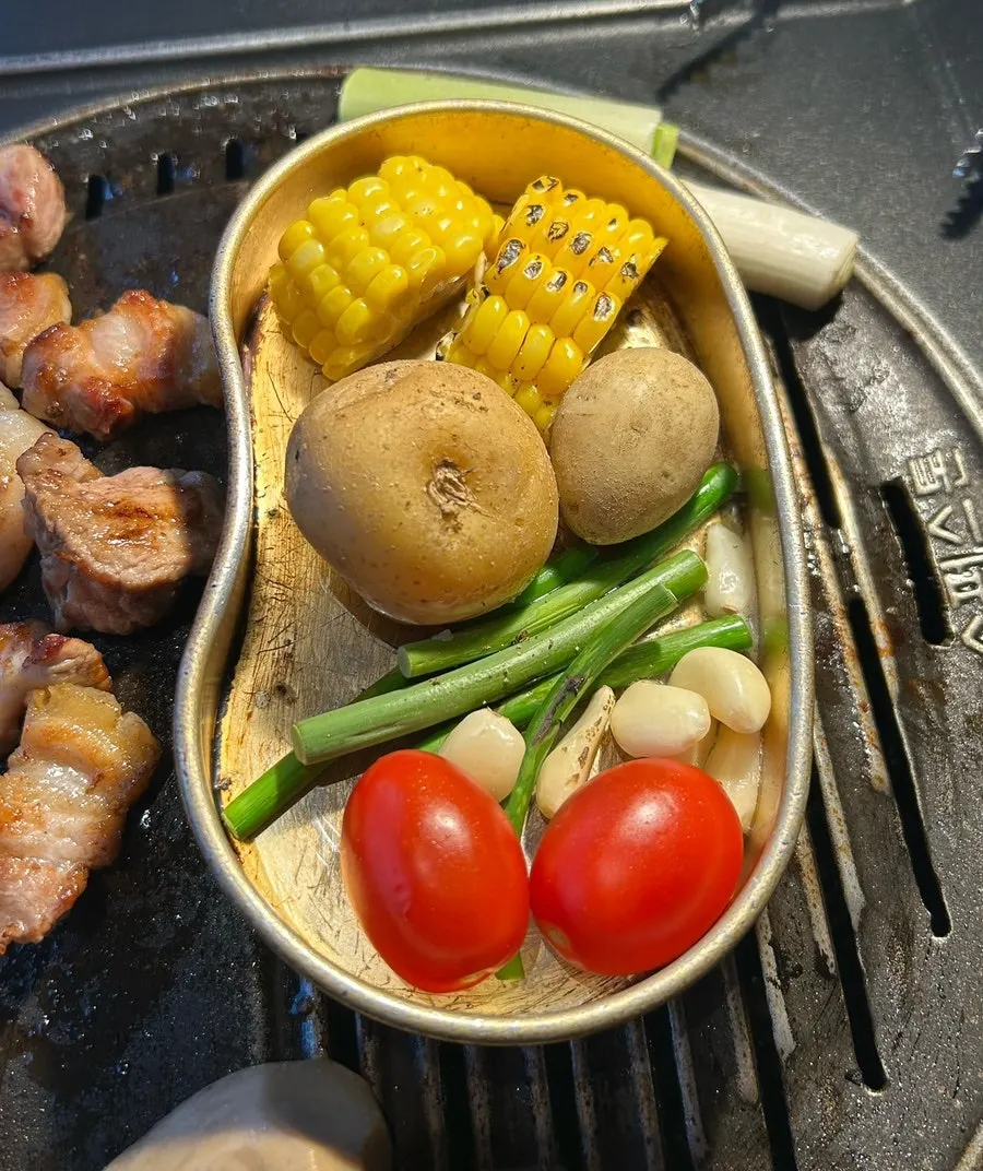 Butter-grilled corn, potato, garlic, and tomato vegetables