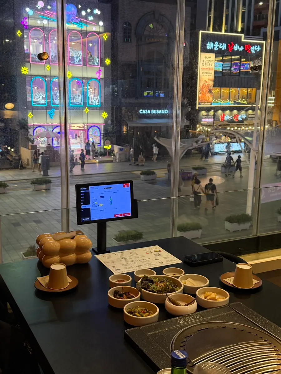 예약으로 안내받은 창가자리