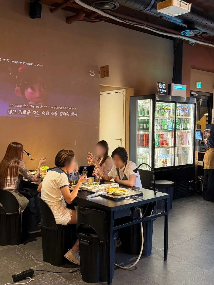 창가 쪽 테이블과 매장 분위기