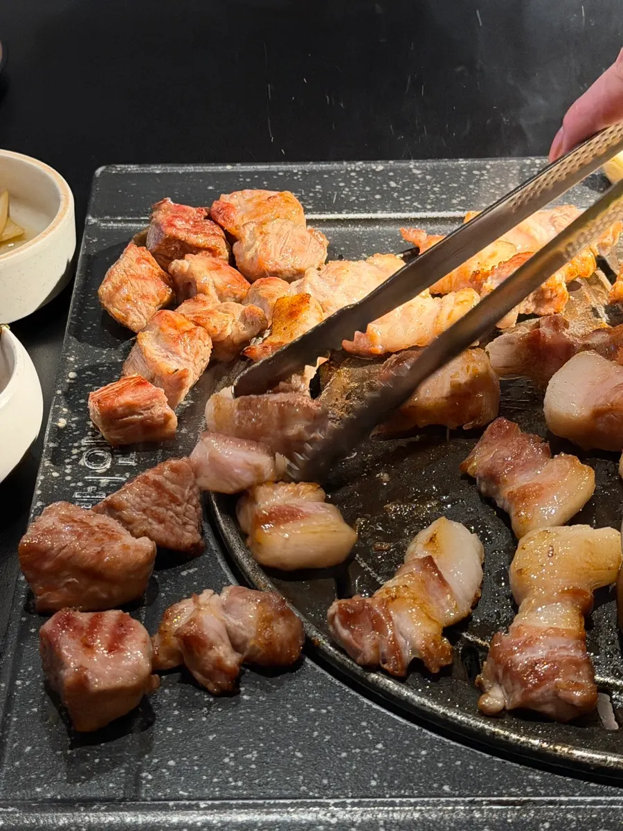 훈연향 입은 구운 목살 클로즈업