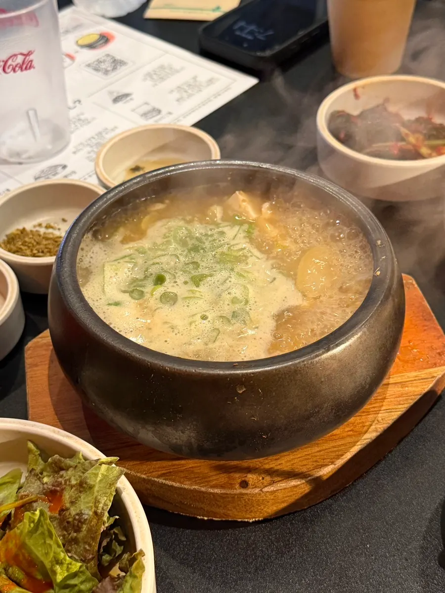옥수수와 바질 등 구운 야채 구성
