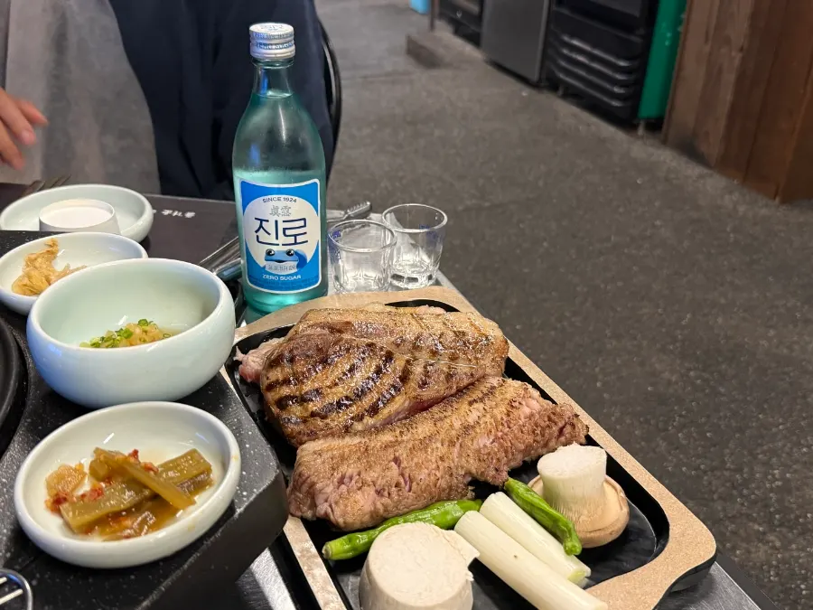반찬과 고기가 차려진 한상