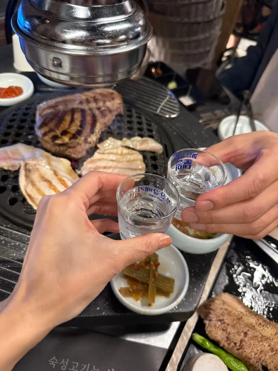고기와 불판 곁의 소주