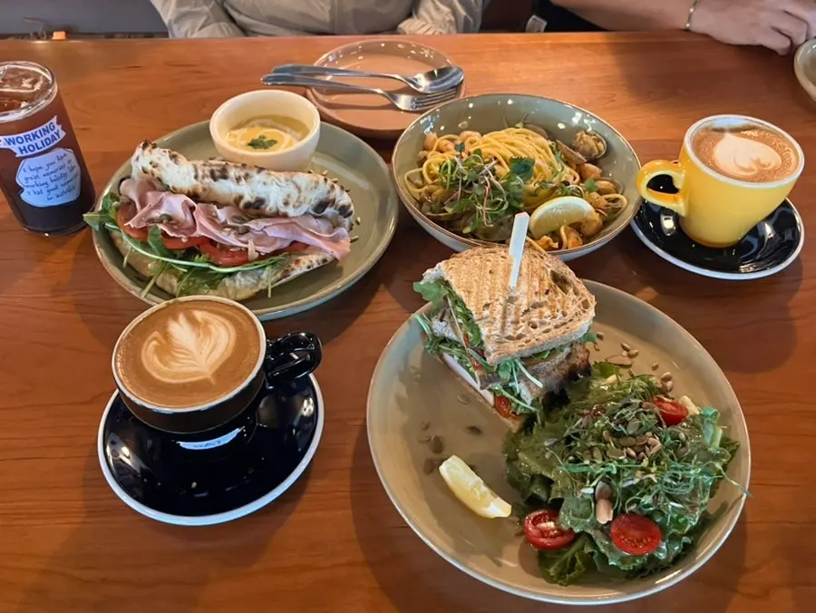 Working Holiday Minrak café information