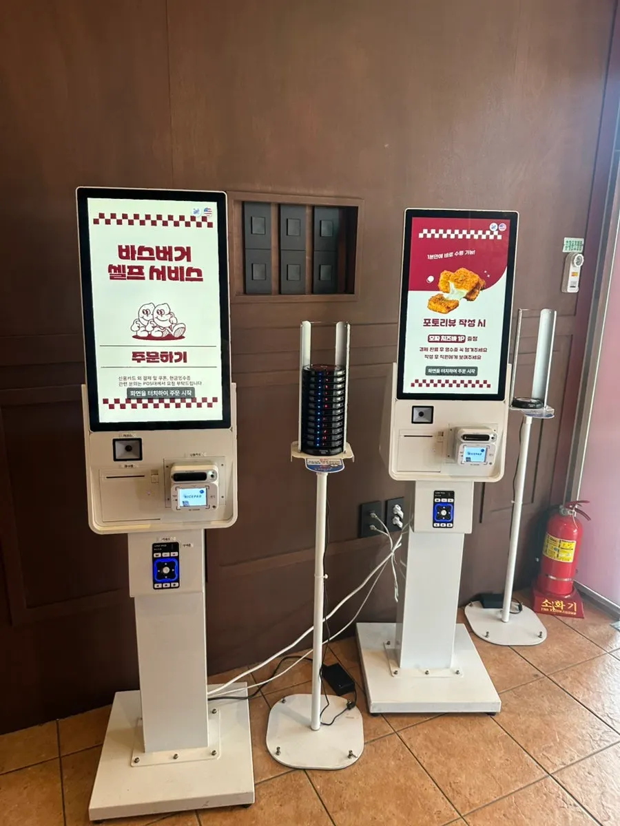 Entrance to Base Burger Gwanggyo Avenue France Branch in front of the escalator