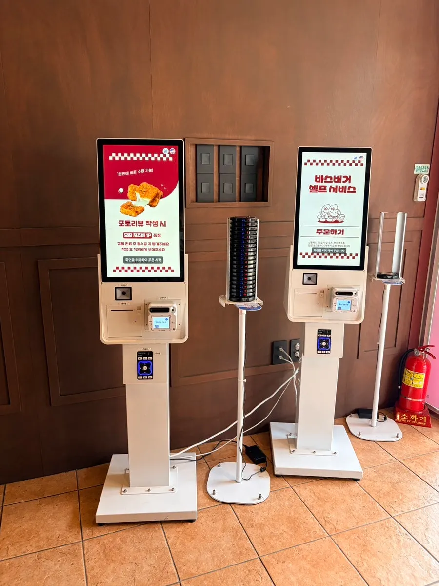 Entrance and ordering area of Base Burger Gwanggyo Avenue France Branch
