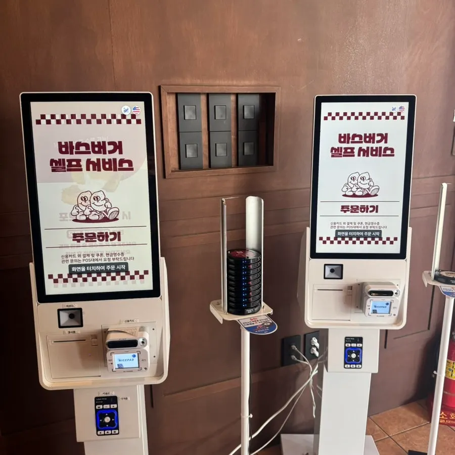 Interior atmosphere of Base Burger Gwanggyo Avenue France Branch
