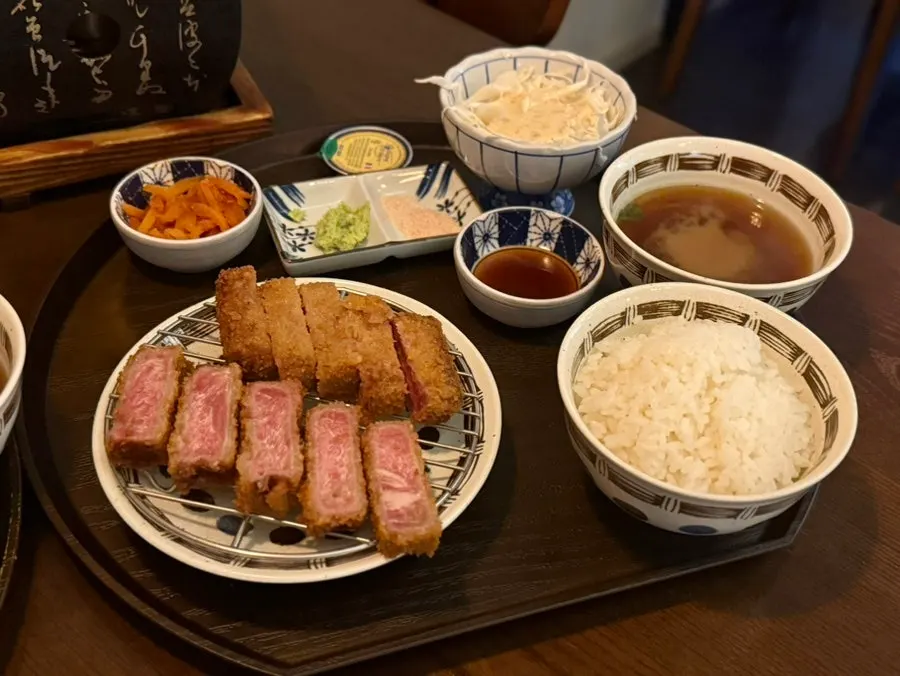 Cross-section of a thick tenderloin gyukatsu