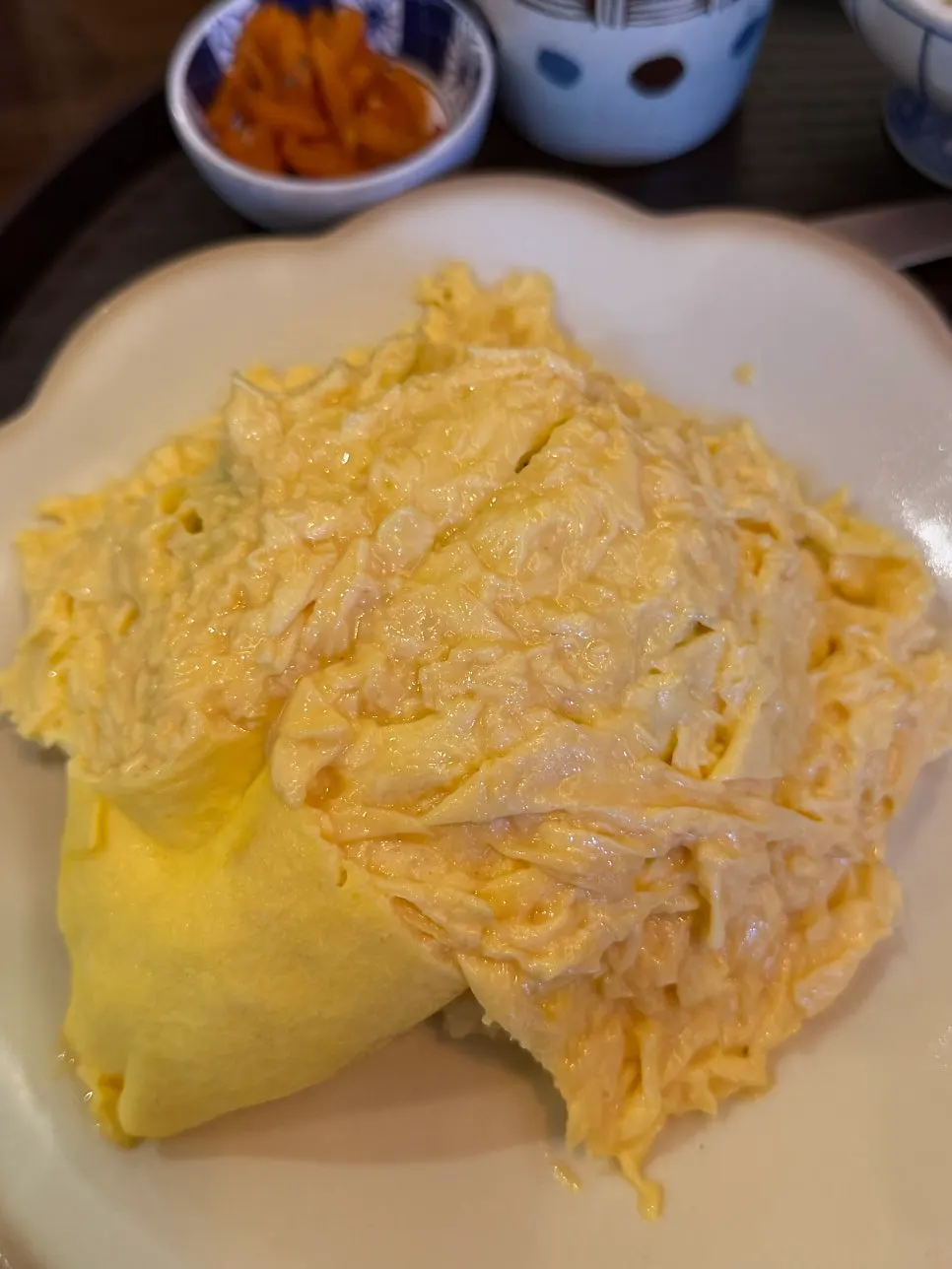 Splitting open the egg on omurice