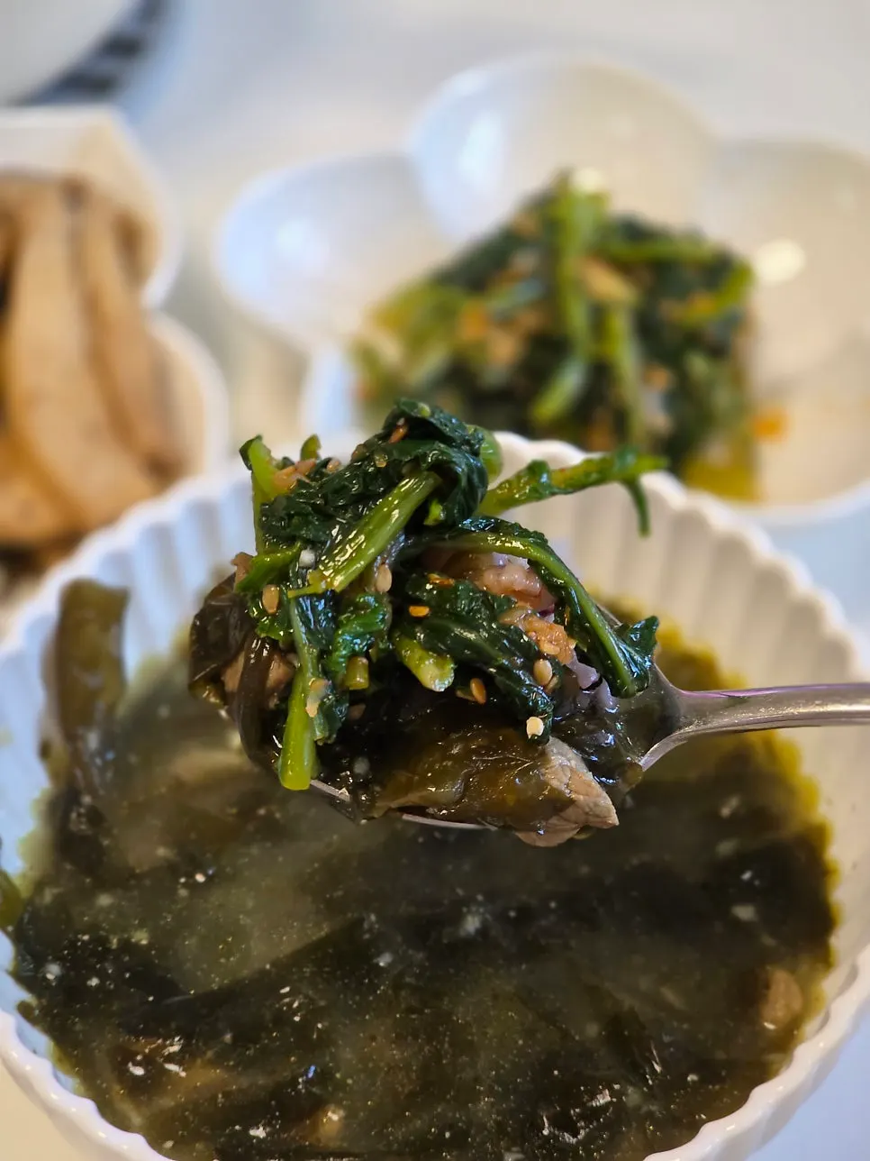 A full meal set with miyeok guk