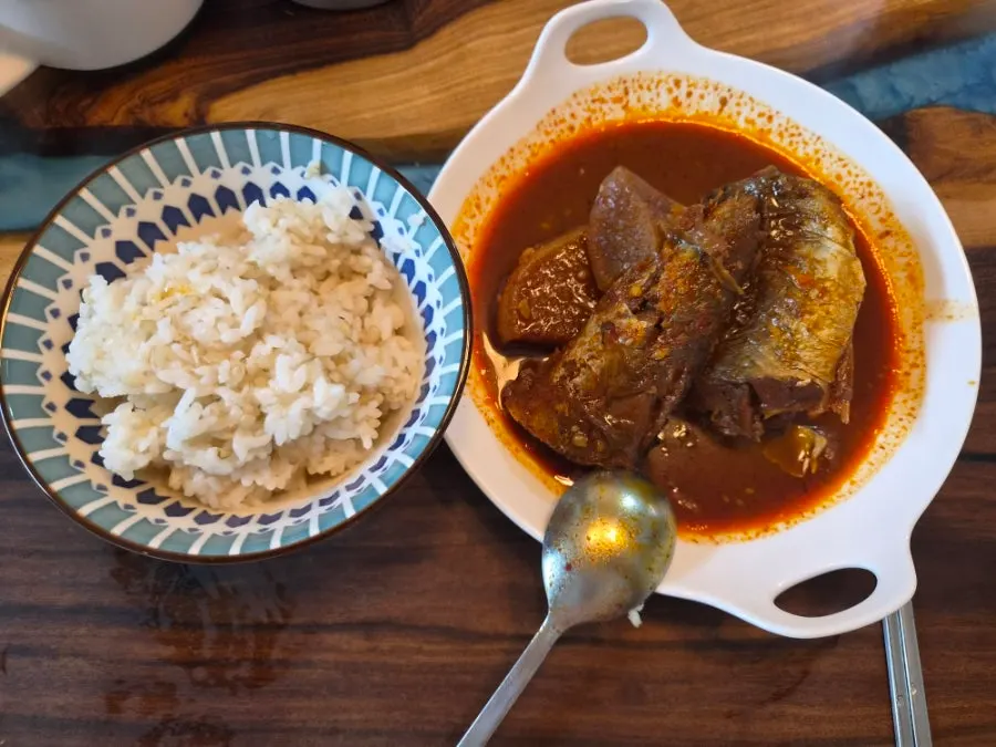 A meal set with rice and braised kodari