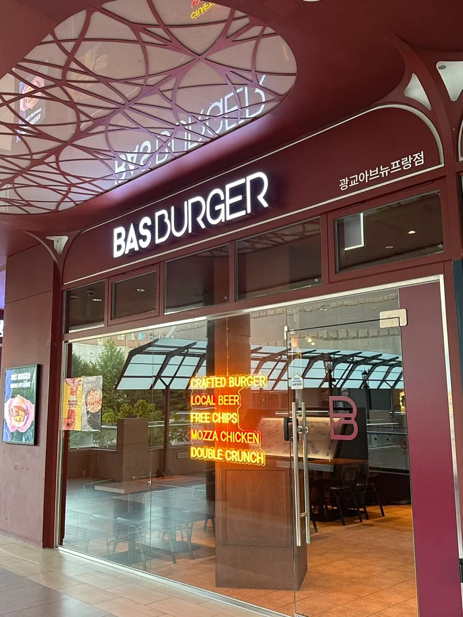 Surroundings of the handmade-burger restaurant at Avenue France