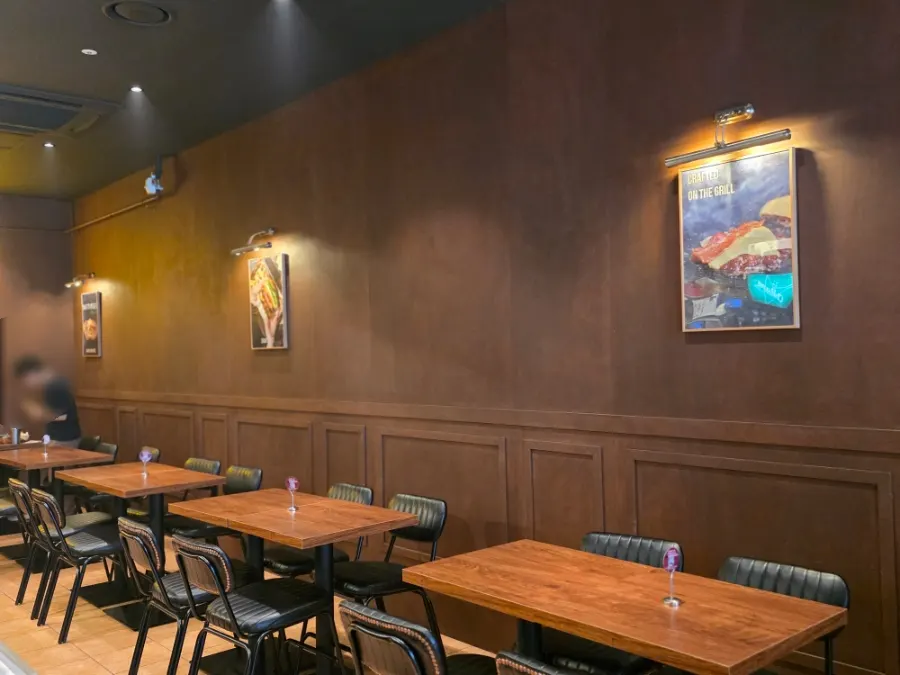 American-style atmosphere at Base Burger