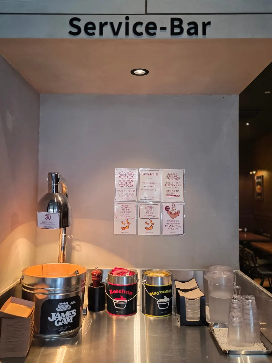 Notice for free potato chips at the self-service bar