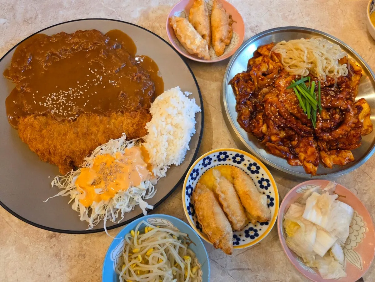 직화 통낙지볶음과 돈가스가 함께 놓인 상차림