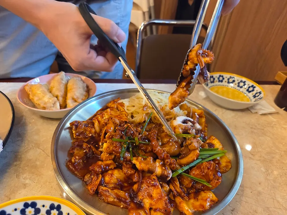 통낙지가 들어간 직화 통낙지볶음