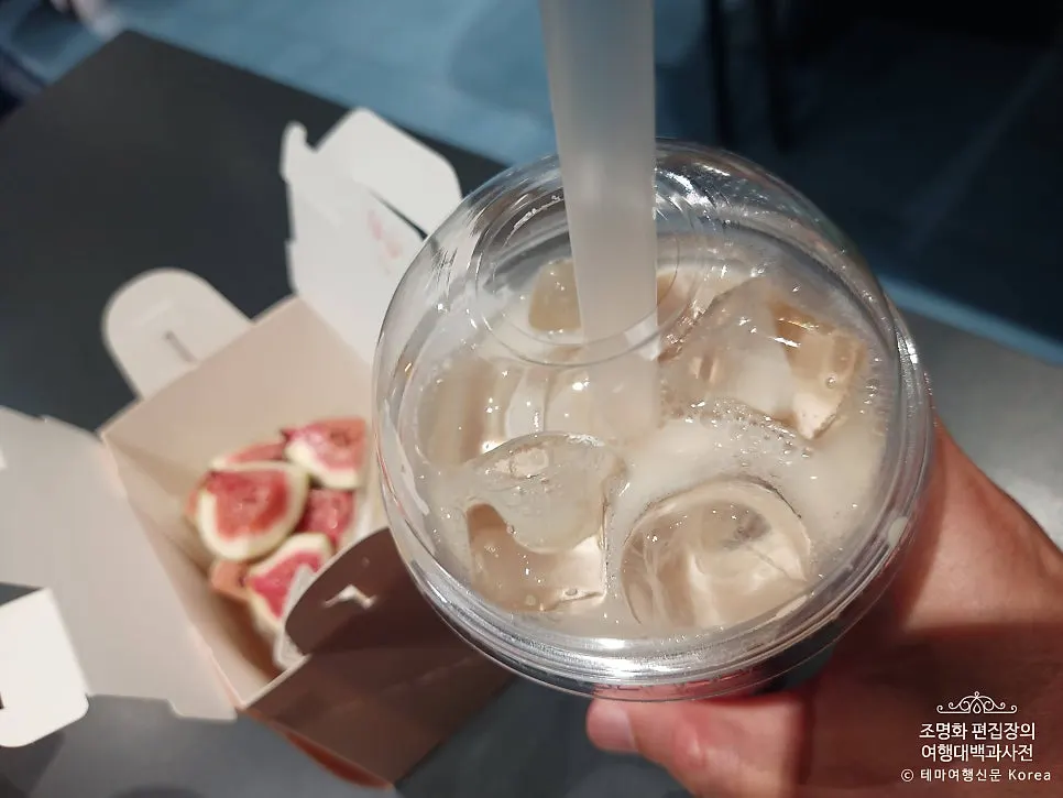 Earl Grey milk tea and cake together on the table