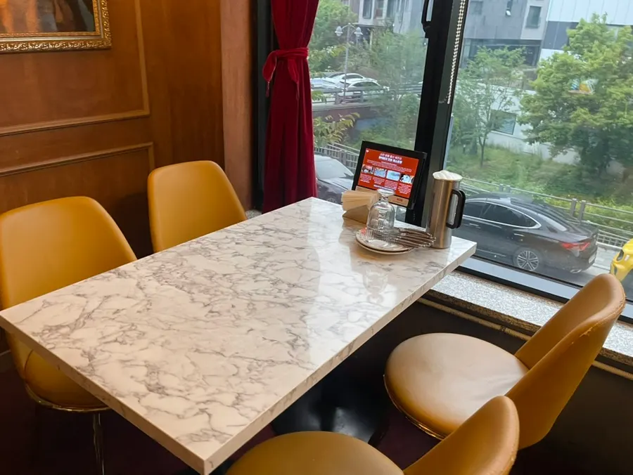 European-style second-floor table seating