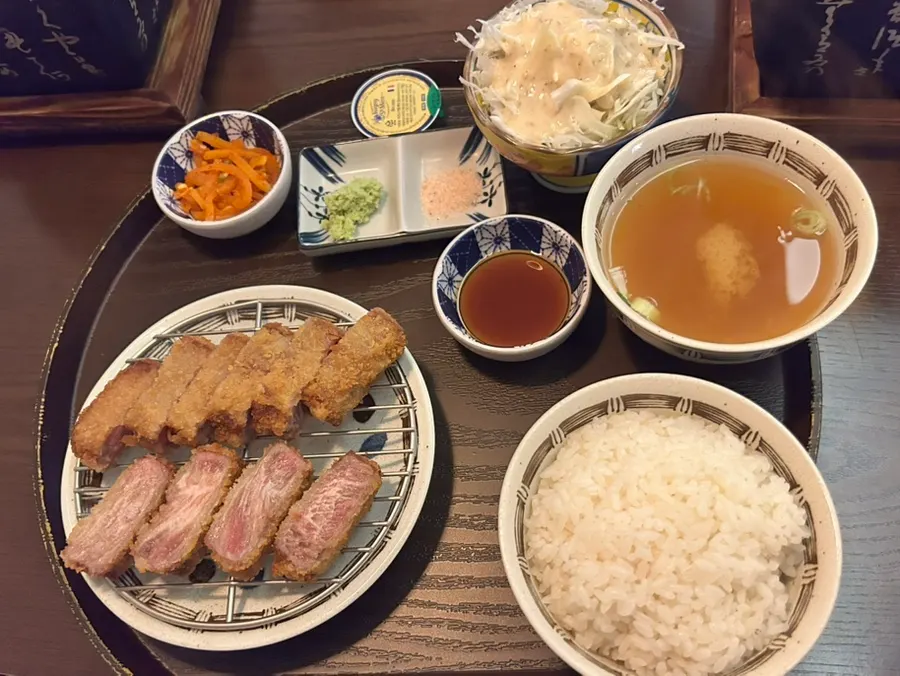 핑크빛 단면의 안심 규카츠