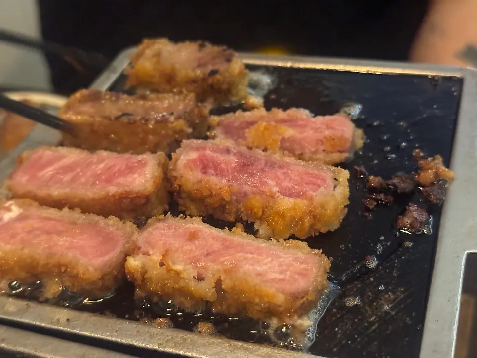 Close-up of gyukatsu grilling on the personal grill