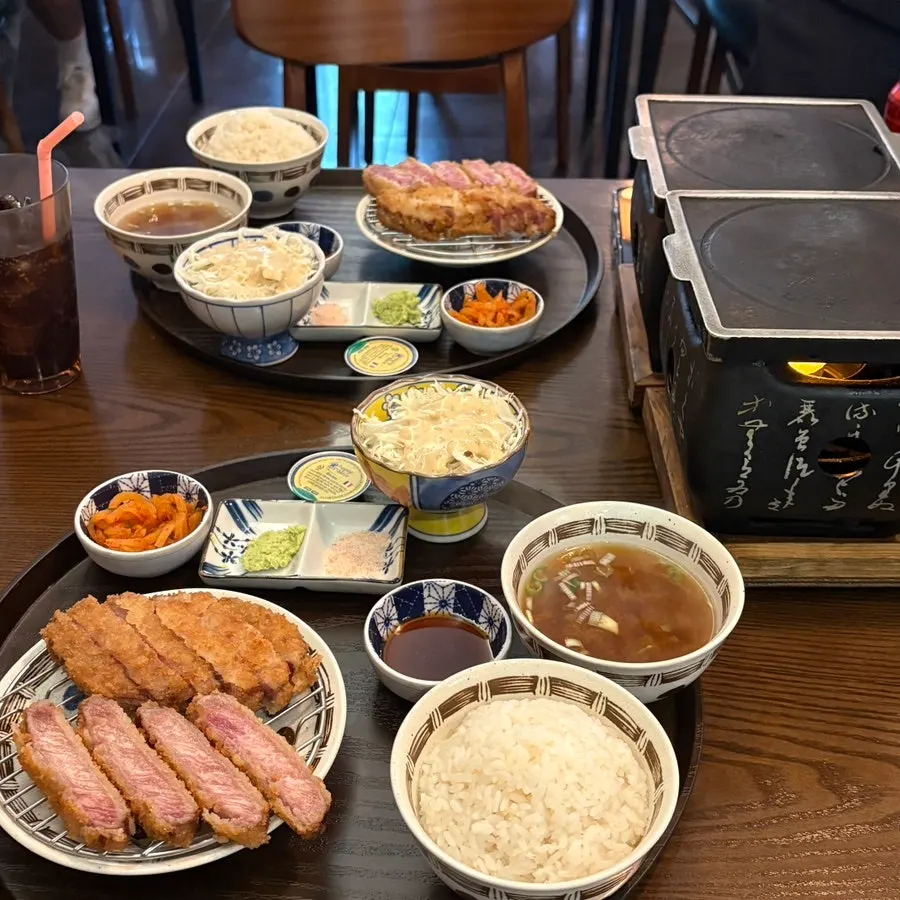 규엔당 규카츠 단면과 곁들임 구성