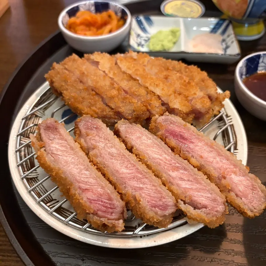 돌판에 올려 굽는 규카츠 조각