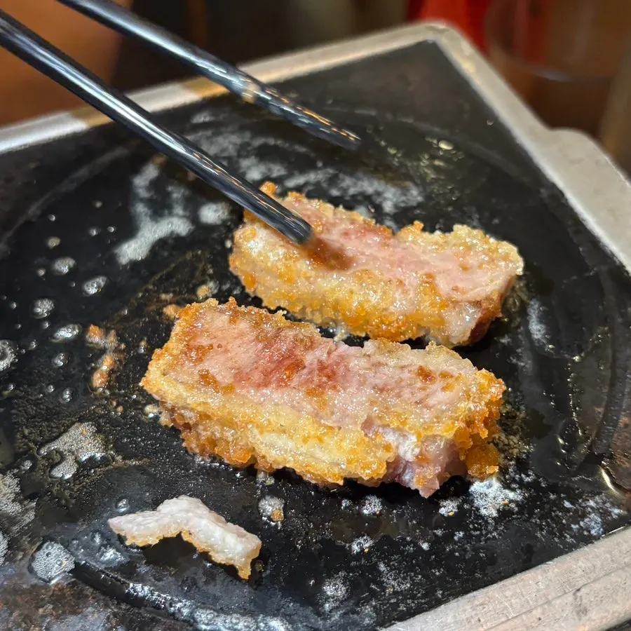 밥과 함께 차려진 규카츠 점심상