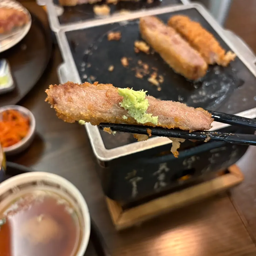 굽기를 조절해 익힌 규카츠 조각