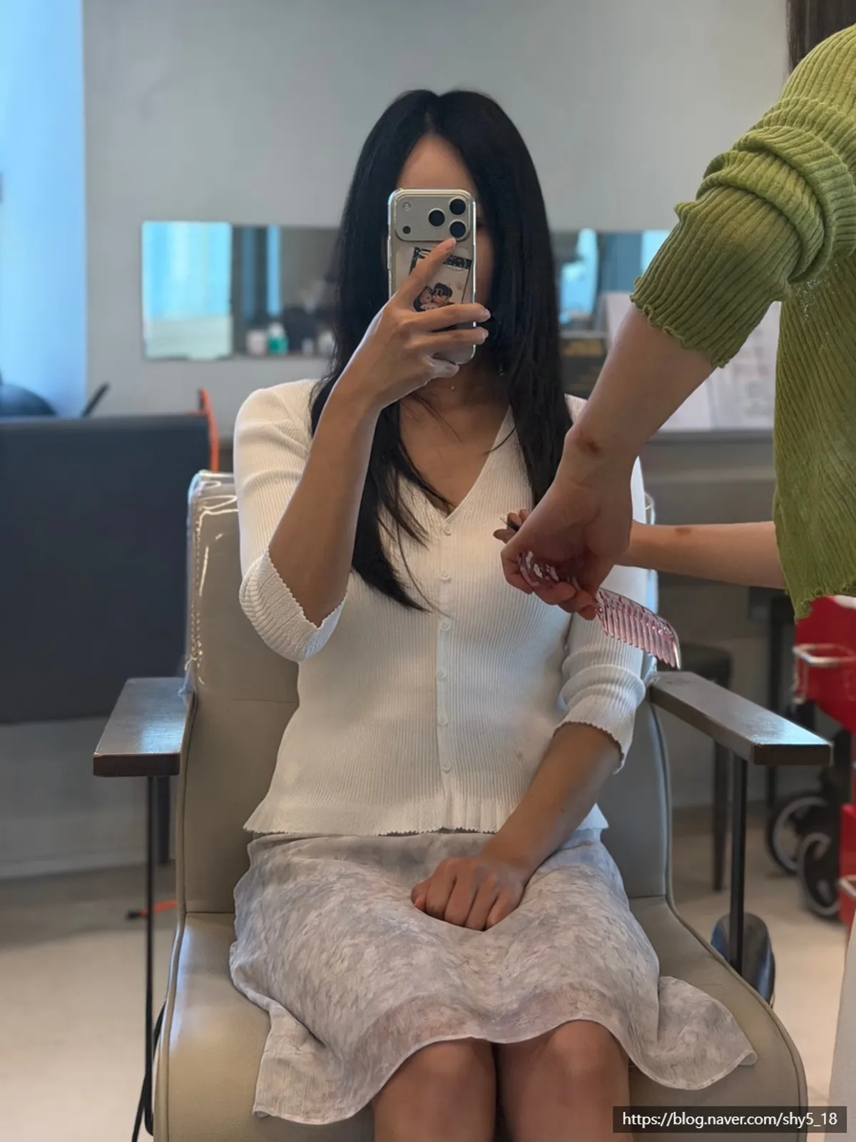 긴머리 레이어드컷 커트 진행 장면