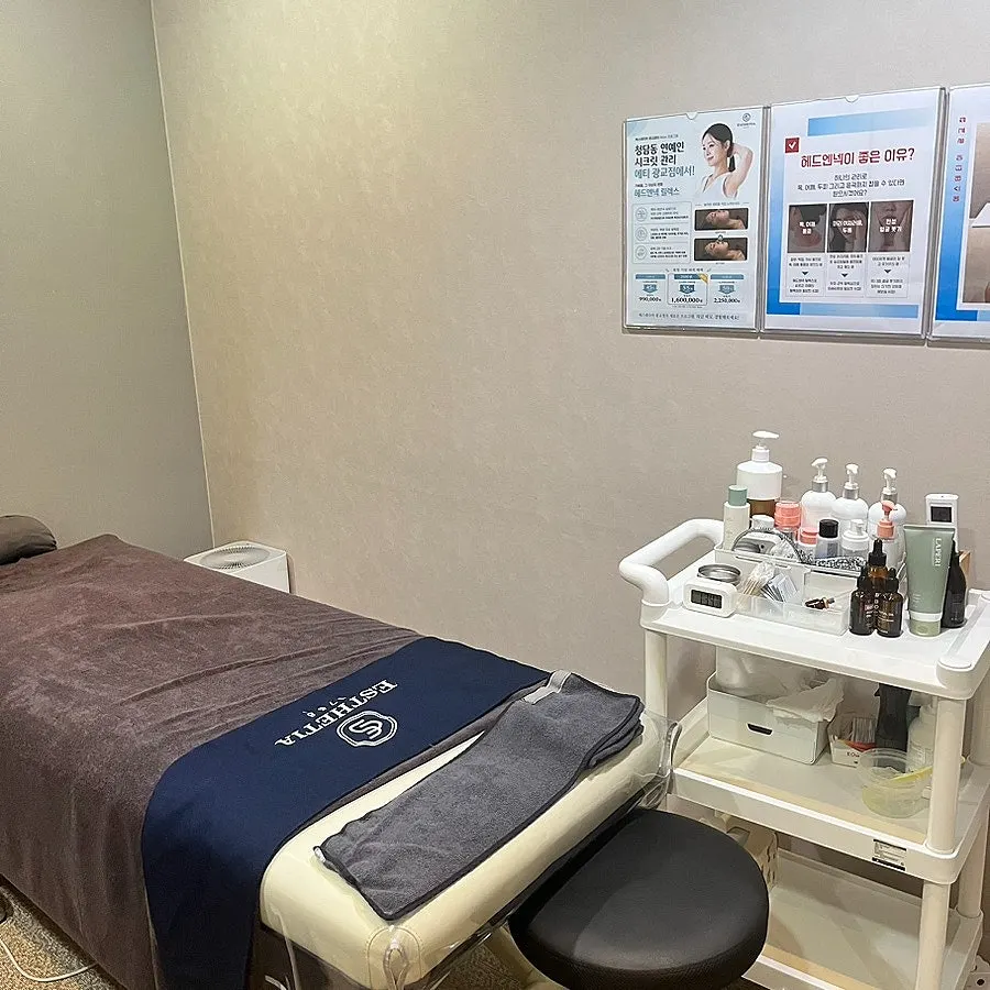 Private-room guidance before the Head & Neck treatment