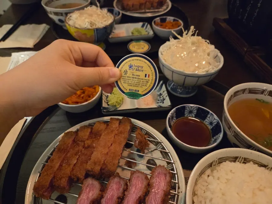 버터를 곁들인 화로 규카츠