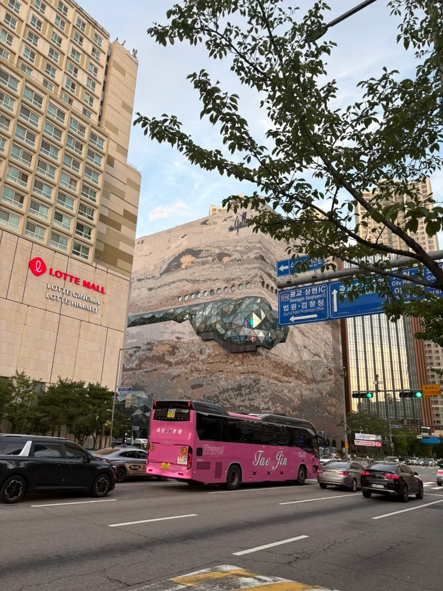 Walking route from Gwanggyojungang Station on the Sinbundang Line to Galleria Department Store