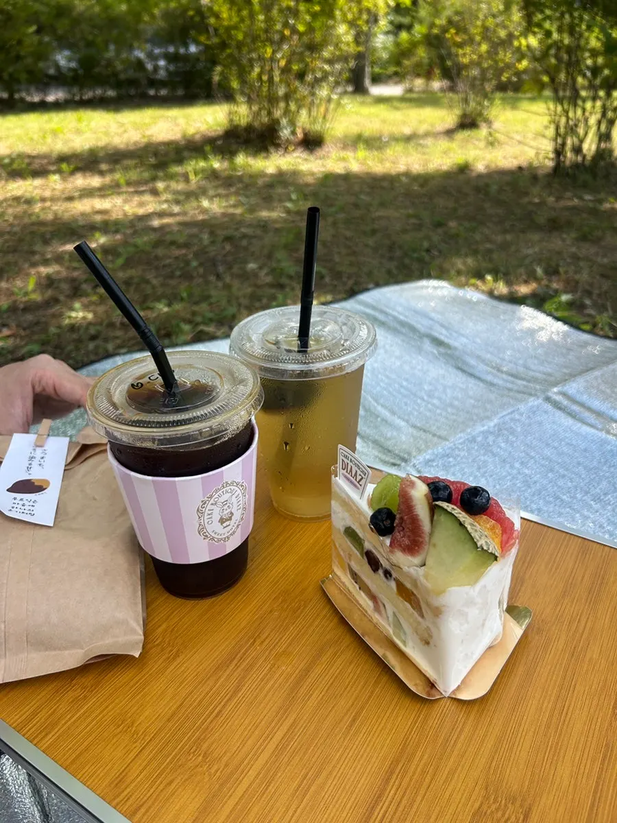 Fruit slice cake with an americano