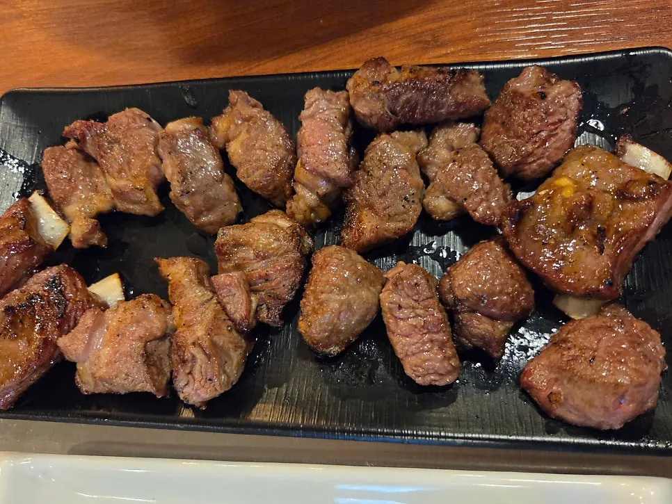 먹기 좋은 크기로 잘라준 양갈비