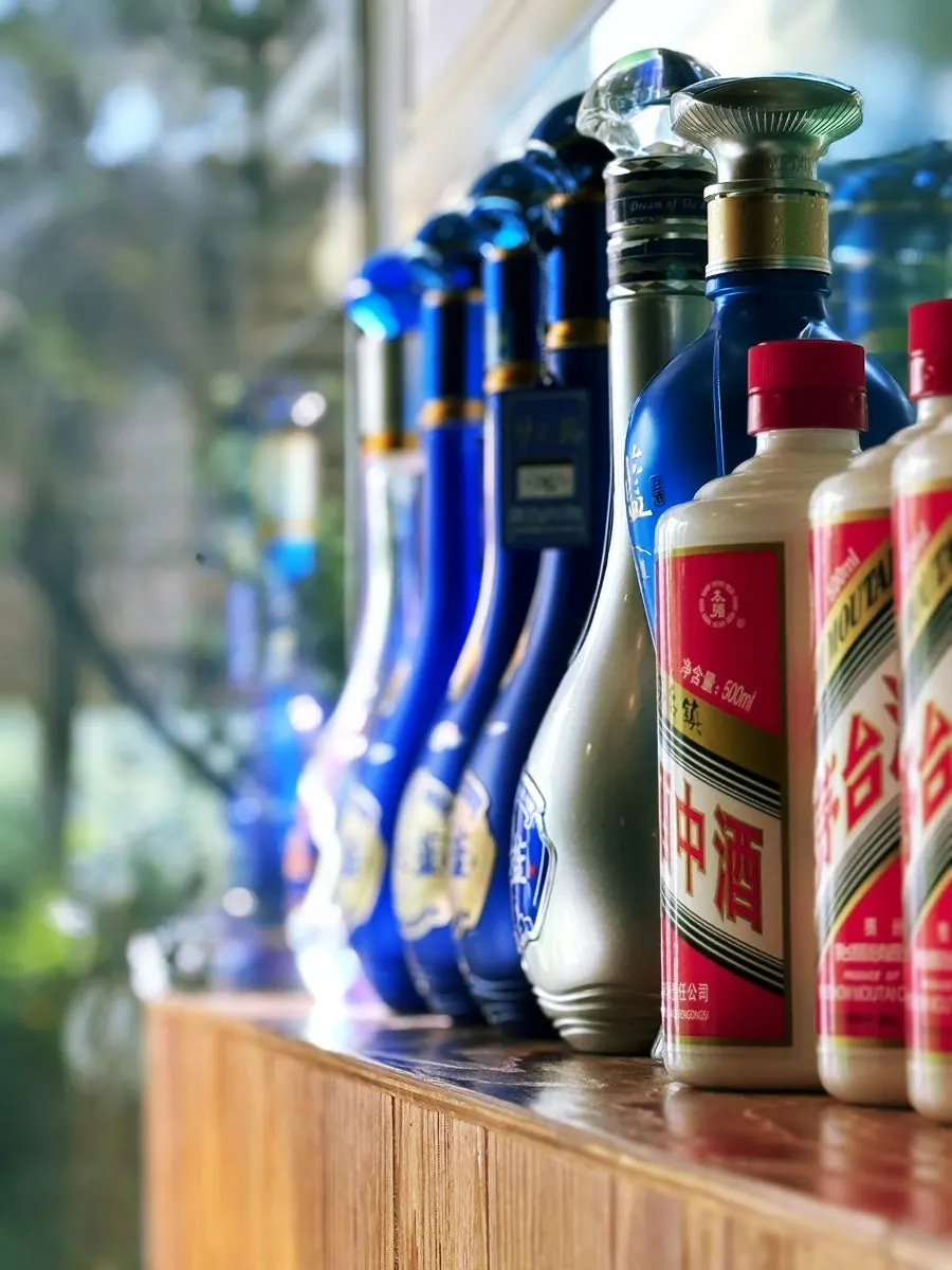 Display shelf of Chinese liquors including Gongfujiu
