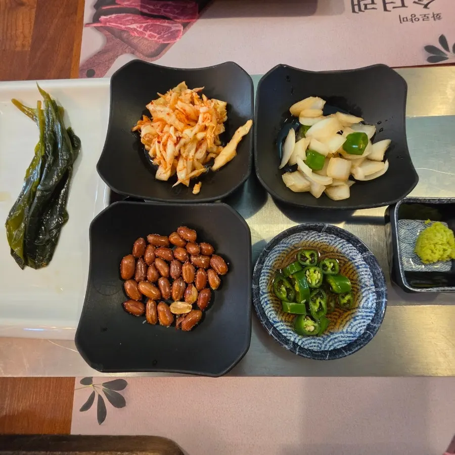 명이나물과 와사비가 나온 기본상차림