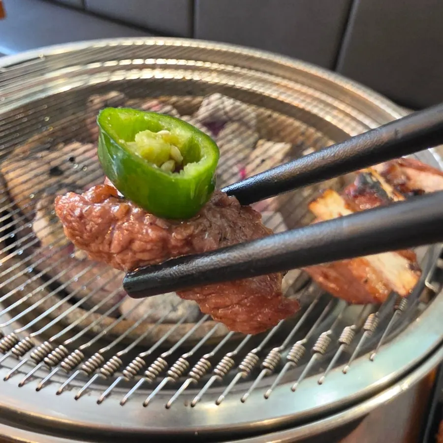 부드럽게 익은 양고기 단면