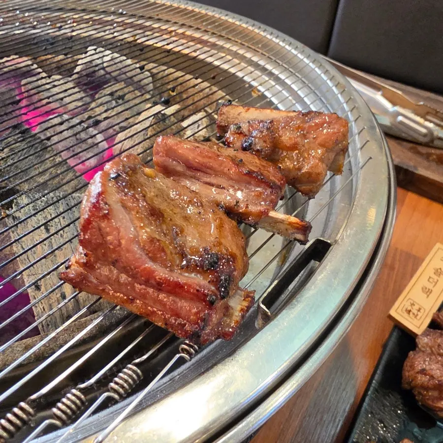 접시에 담긴 구운 양고기