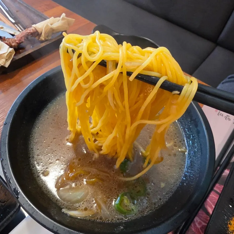 칼칼한 국물의 소고기온면 면발